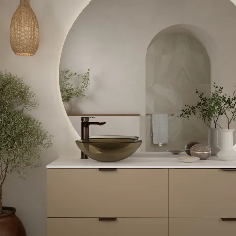Bolleservant i røkfarget glass mot beige innredning